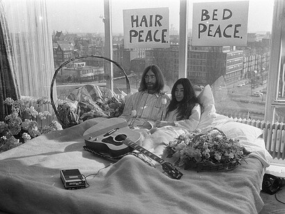 John Lennon y Yoko Ono sabía que su casamiento el 20 de marzo de 1969 sería un gran acontecimiento y decidieron usar la publicidad para promover la paz mundial