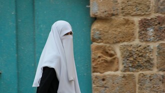 Donna con un niqab bianco, Acri, Israele 