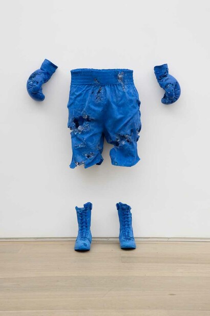 Daniel Arsham, Blue calcite boxing set, 2016. Courtesy of Norton Museum of Art