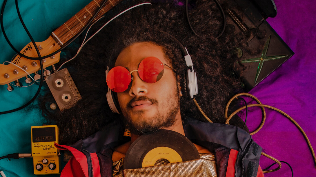 Tocador de fitas, discos, CD's e smartphone em um plano que nos trasporta para sonoridades distintas