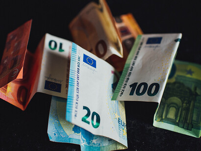 Salaires. L’augmentation de la rémunération avec un variable attaché à des résultats ambitieux, n’aurait-elle pas été plus rassurante et pertinente qu’une baisse drastique de pure circonstance, dans un contexte politique qui se voulait vertueux, en diable, il y a une dizaine d’années ?