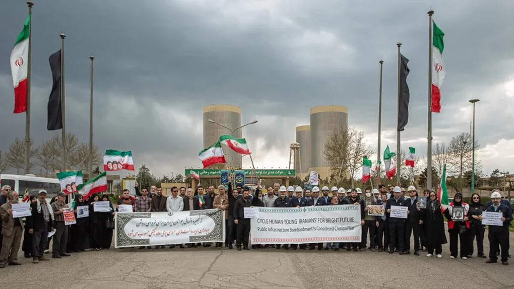 Diante da ameaça de novos ataques dos Estados Unidos e de Israel, civis organizam uma corrente humana em defesa de instalações nucleares iranianas. Entre sanções, bombardeios e disputas estratégicas, Ormuz volta ao centro das tensões globais