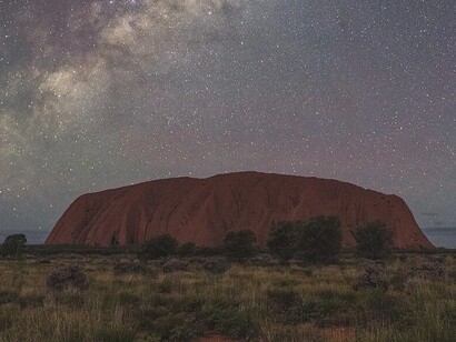 Secondo la mitologia aborigena, Uluru è intrecciato con il Tjukurpa, il "Tempo del Sogno", un sistema di credenze che narra la creazione del mondo e delle sue creature. Monolito Urulu, Territorio del Nord, Australia