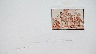 Escena de la pasión en el muro de una calle de Linares de la Sierra (Huelva, España)
