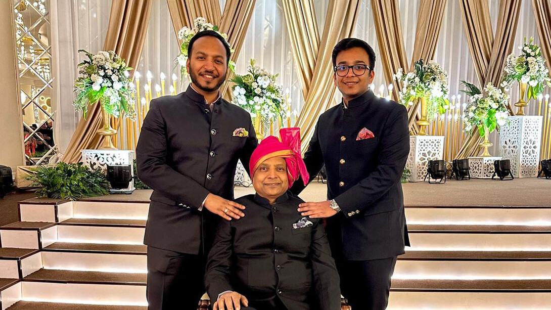 Mohitary Gupta, giovanissimo Art Director della Mukesh Art Gallery, una galleria a conduzione familiare aperta nel 2000 a Jaipur nel Rajasthan, nata per patrocinare l’eccezionale talento degli artisti locali