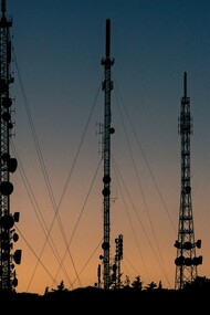 Antenne. Rifiutiamo l’idea di essere noi stessi antenne, recettori ed emittenti di un flusso costante di vibrazioni, e per questo ci dimentichiamo di essere connessi a prescindere da strumenti tecnologici esterni costruiti da noi