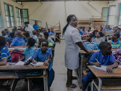 Professora ensina alunos de escola pública