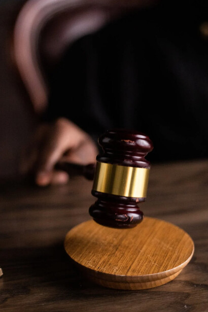 Oggetti simboleggianti la giustizia: abbiamo bisogno di considerare eroi persone come Piero Nava per sgravarci dalle nostre responsabilità come cittadini