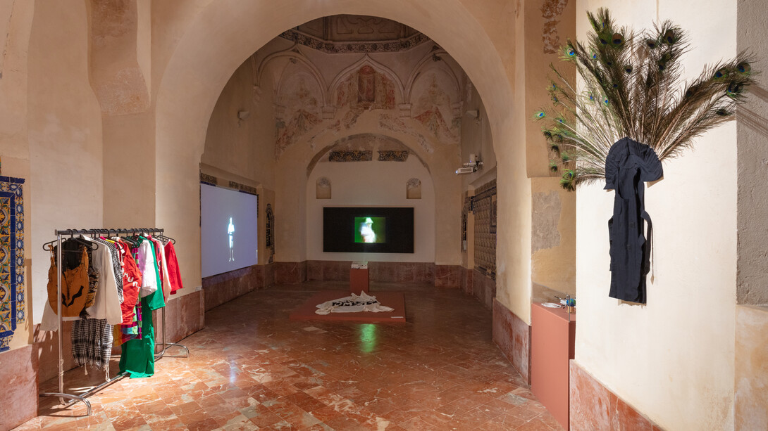 Miguel Benlloch, Bajar la voz, vista de exhibición. Cortesía del Centro Andaluz de Arte Contemporáneo