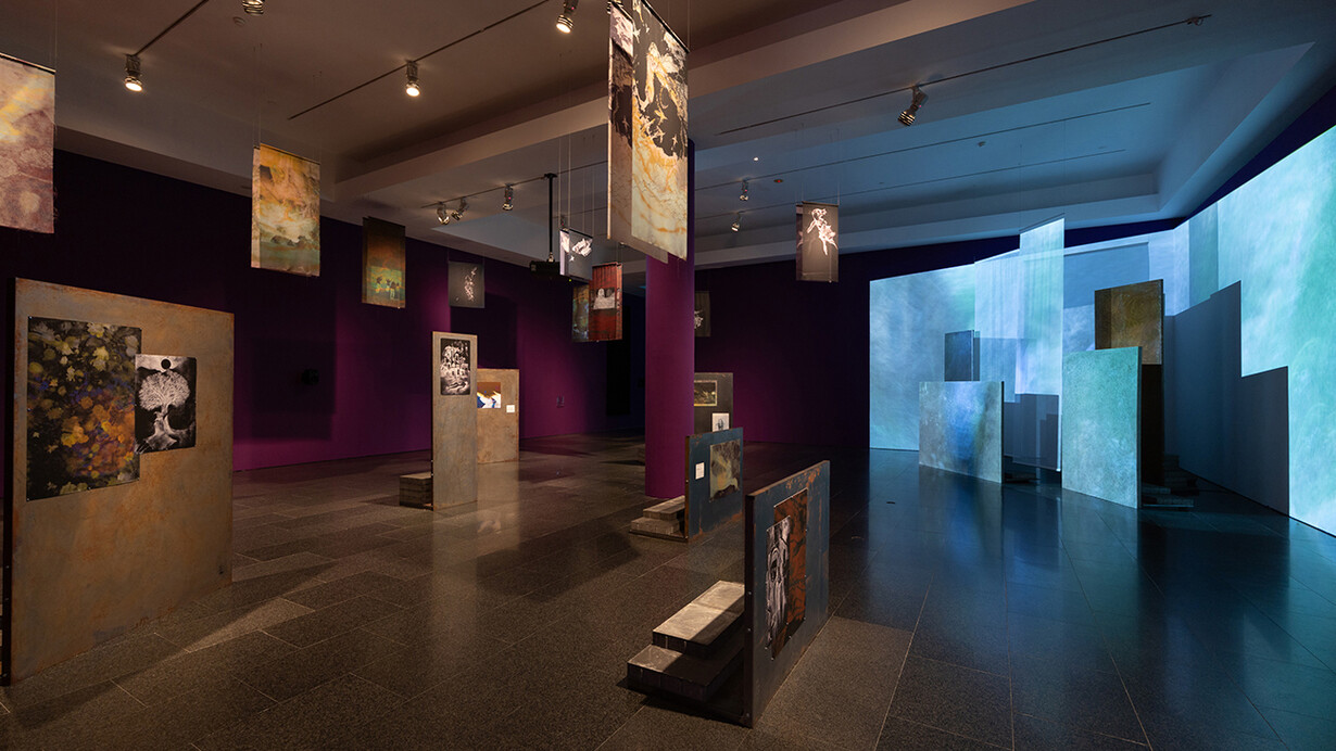 Basel Abbas y Ruanne Abou-Rahme, Prisioneros del amor. Hasta el sol de la libertad, vista de exhibición. Cortesía del Museu d’Art Contemporani de Barcelona