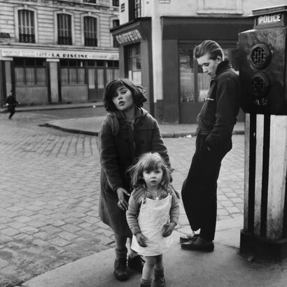 Les Enfants de la Place Hébert, 1957 ©Atelier Robert Doisneau