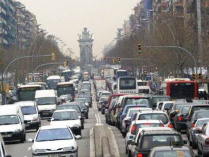 Llego al barrio y me encuentro rayas en el suelo pintadas en color verde (aparcamiento solo para residentes). Barcelona, España
