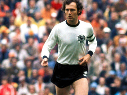 Franz Beckenbauer vistiendo la camiseta de la selección alemana