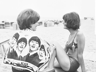 La Beatlemania si diffonde in America, telo mare del 1964 raffigurante la celebre band di Liverpool