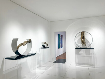 Lorenzo Quinn, I give you my heart, exhibition view. Courtesy of Contini Art Gallery