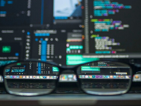 Le interruzioni che hanno colpito ChatGPT e Claude il 2 giugno 2026 hanno mostrato una realtà spesso trascurata: l'intelligenza artificiale non vive nel cloud astratto delle nostre immaginazioni, ma dipende da infrastrutture materiali estremamente fragili e costose