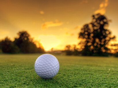 Solitaria bola en un campo