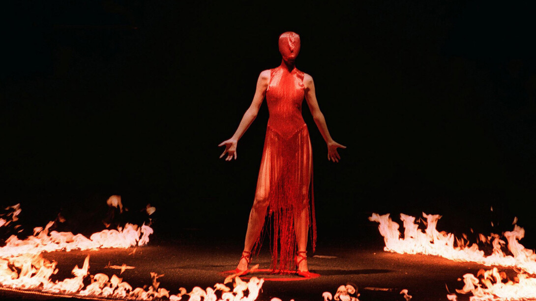 Alexander McQueen Ready to Wear A/W 1998, Paul Vicente/ AFP/ Alexander McQueen RTW A/W 1998/ Getty Images