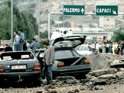 Le autovetture distrutte del giudice e della scorta a Capaci