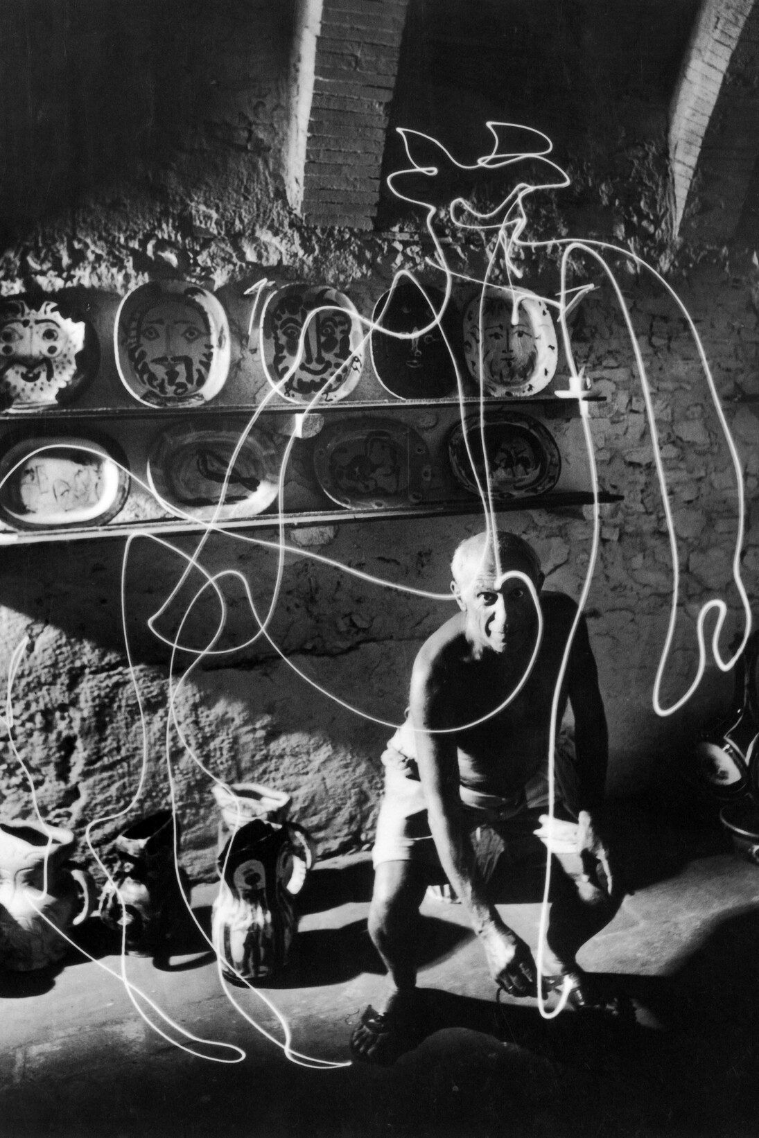 Gjon Mili (1904-1984), Pablo Picasso disegna un centauro servendosi di una penna luminosa nell’atelier Madoura, Vallauris, agosto 1949, Stampa senza data, Gelatina ai sali d’argento, 34,1×26,6 cm, Dono Eredi Picasso, 1992,
inv. APPH1412, © Gjon Mili/The LIFE Picture Collection/Getty Images. © Succession Picasso by SIAE 2016

