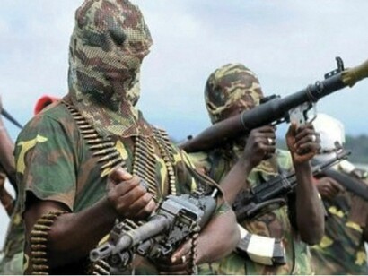 Miembros del grupo terrorista Boko Haram con sus armas