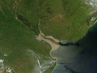 La bahía de Samborombón. Rio de la Plata. La mezcla de agua dulce y salada crea hermosos remolinos, junto con los sedimentos, que flotan cerca de la superficie y adquieren tonos marrones, Argentina