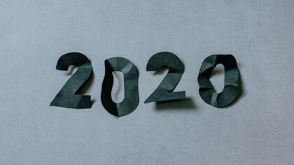 2020 escrito em papel amassado. A década d’ouro ainda agora começou e, não posso ser injusta ao ponto de dizer que tem corrido tudo mal, mas também não sejamos estupidamente otimistas ao ponto de afirmarmos que tem corrido tudo sobre rodas