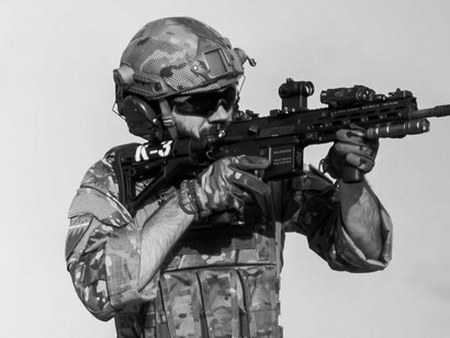 Soldado. Enquanto isso, a fome e o desespero assolam Gaza: a ajuda humanitária é impedida por Israel de entrar, e a população chegou ao estágio número 5 de desnutrição. Isso significa que podem morrer mesmo se a comida chegar. Israel é a causa número 1 no mundo de mortalidade infantil. As pessoas são assassinadas quando tentam conseguir algo de comida. Israel está construindo o seu campo de concentração em Gaza, enquanto pensam em “aproveitar” as ruínas para construir resorts. Israel é o lugar do mundo onde mais jornalistas são assassinados. Por isso, temos de falar, e falar agora: o que está ocorrendo em Gaza é um genocídio