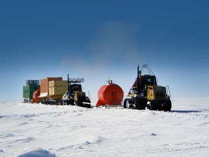 I ricercatori hanno estratto una carota di ghiaccio di circa 12 metri di lunghezza nei pressi della stazione di ricerca internazionale Concordia con l’obiettivo di analizzare chimicamente l’evoluzione temporale dello iodio in un periodo di oltre due secoli 