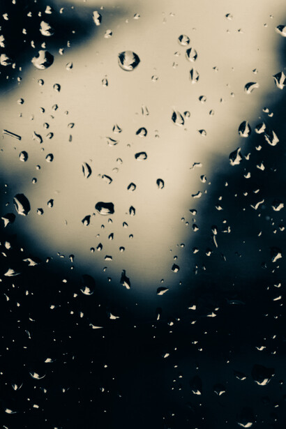 Los truenos rebotaban en el techo de chapa. Cada vez que sonaban parecía que la lluvia se hacía cada vez más fuerte