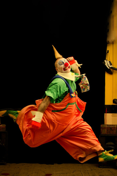 Clown comico in un suo numero. Stephen King sotto accusa: i clown chiedono un sequel per ripristinare la loro reputazione