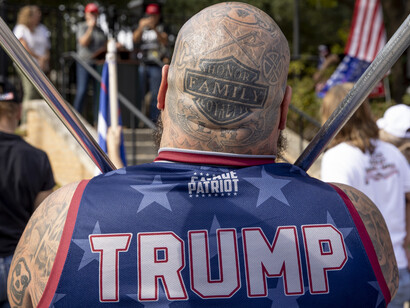 Miembro de los «Proud Boys», organización nacionalista, anticomunista, ​sólo para hombres​, vinculada con supremacistas blancos