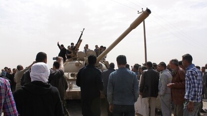 Des combattants rebelles et des civils rassemblés autour d’un char à Ajdabiya, en Libye, le 1er mars 2011