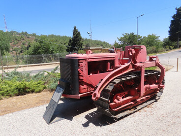 El hombre se inventa mitos para consolarse. Intenta imaginar que puede tener un alma inmortal separable de su carne y de sus huesos, que se puede revivir el pasado, reencarnarse o resucitar.  Viejo tractor, Bar'am, kibbutz en el norte de Israel 