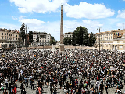 Manifestazione a Roma a piazza del Popolo in memoria di George Floyd
