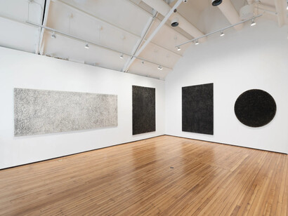 Friedel Dzubas, A black series, exhibition view. Courtesy of Nathalie Karg Gallery