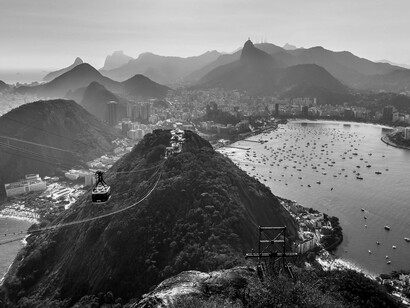 Bondinho do Pão de Açúcar, no Rio de Janeiro. o Rio seguiu sendo um polo de resistência e de criatividade. As favelas, apesar do estigma e da exclusão, tornaram-se centros pulsantes de cultura, onde nasceram movimentos como o funk, a arte de rua, o samba de raiz, as rodas de capoeira e inúmeras expressões artísticas. Projetos comunitários, culturais e educativos surgiram para transformar a realidade dos territórios populares e construir novos futuros para seus moradores. O Rio também foi palco de manifestações políticas importantes, como as Diretas Já e os protestos de 2013