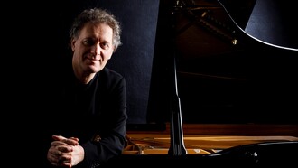 Andrea Lucchesini e il suo pianoforte in una foto di Musacchio, Ianniello e Pasqualini