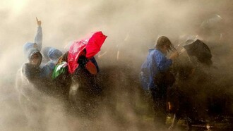 Manifestantes son rociados con agua por la policía en Hamburgo
