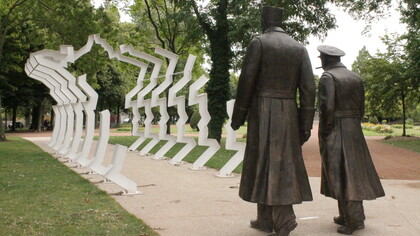 Monumento a Charles de Gaulle e Winston Churchill em Calais, na França. A morte do general Charles de Gaulle marcou gerações inteiras na França, na Europa e no mundo. Desde a tarde do 9 de novembro que a notícia ia se espalhando por todas as partes