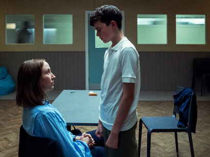 La serie Adolescencia sigue a un grupo de amigos mientras enfrentan conflictos personales, presiones sociales y la búsqueda de su identidad en el camino hacia la adultez