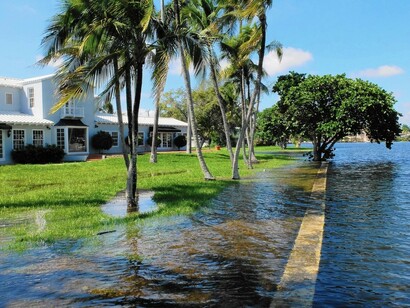 La marea alta inunda las calles de Fort Lauderdale, Florida
