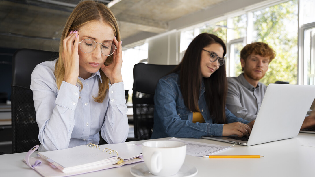 El narcisismo maquiavélico en el entorno laboral no se impone con gritos, sino que se infiltra con halagos, estrategia y desgaste silencioso