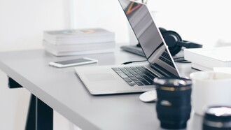Scrivania in disordine: se vuoi far crescere qualcosa a cui tieni - sia che si parli di business o di una relazione importante - coltiva armonia e chiarezza mentale derivante da una mente e uno spazio ordinati