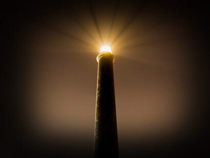 Todos podemos ser faro, todos podemos ser lámpara y afortunadamente todos podemos reflejar la luz de otros para devolver la claridad