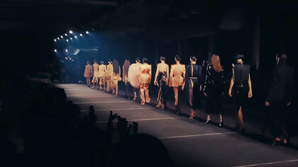 Drawing on old Hollywood glamour and the showgirl as a modern goddess, the collection reframes a familiar cultural cliché. It merges Mugler’s heritage with a personal quest to reconcile contrasting forces and reignite the house’s iconoclastic power