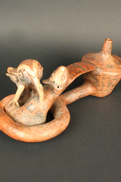 Botella asa puente silbato

Materiales: Cerámica

0 - 500 d.C. Vicus AB (Fase Temprana). Estilo Vicus/Vicus.

Medidas: 145 mm alto, 350 mm ancho, 173 mm alto.