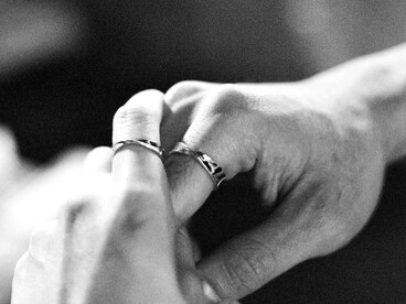 Una lettura critica del fenomeno suggerisce di distinguere il valore simbolico di queste narrazioni dalla realtà delle relazioni affettive, riconoscendo l'importanza di accettare il rifiuto e di promuovere una crescita personale autentica