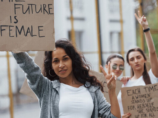 Un punto en donde se muestra la mayor convergencia en la Gen Z es cuando afirman que existe tensión entre hombres y mujeres en la sociedad actual, la cual se grafica en el 59% de las respuestas que apuntan a esta dirección en esta generación.   El futuro es mujer. Cada vez que una mujer defiende sus derechos, defiende los de todas las mujeres