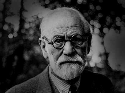 O fato é que, do grande mundo de descobertas para um mundo totalmente conectado, o que realmente mudou não foi a necessidade e, sim o objeto: antes era a validação de figuras de autoridade, agora são números digitais que ditam e medem nosso valor. No entanto, existe um segredo escondido por trás das cortinas (ou dos algoritmos), que Sigmund Freud pode explicar